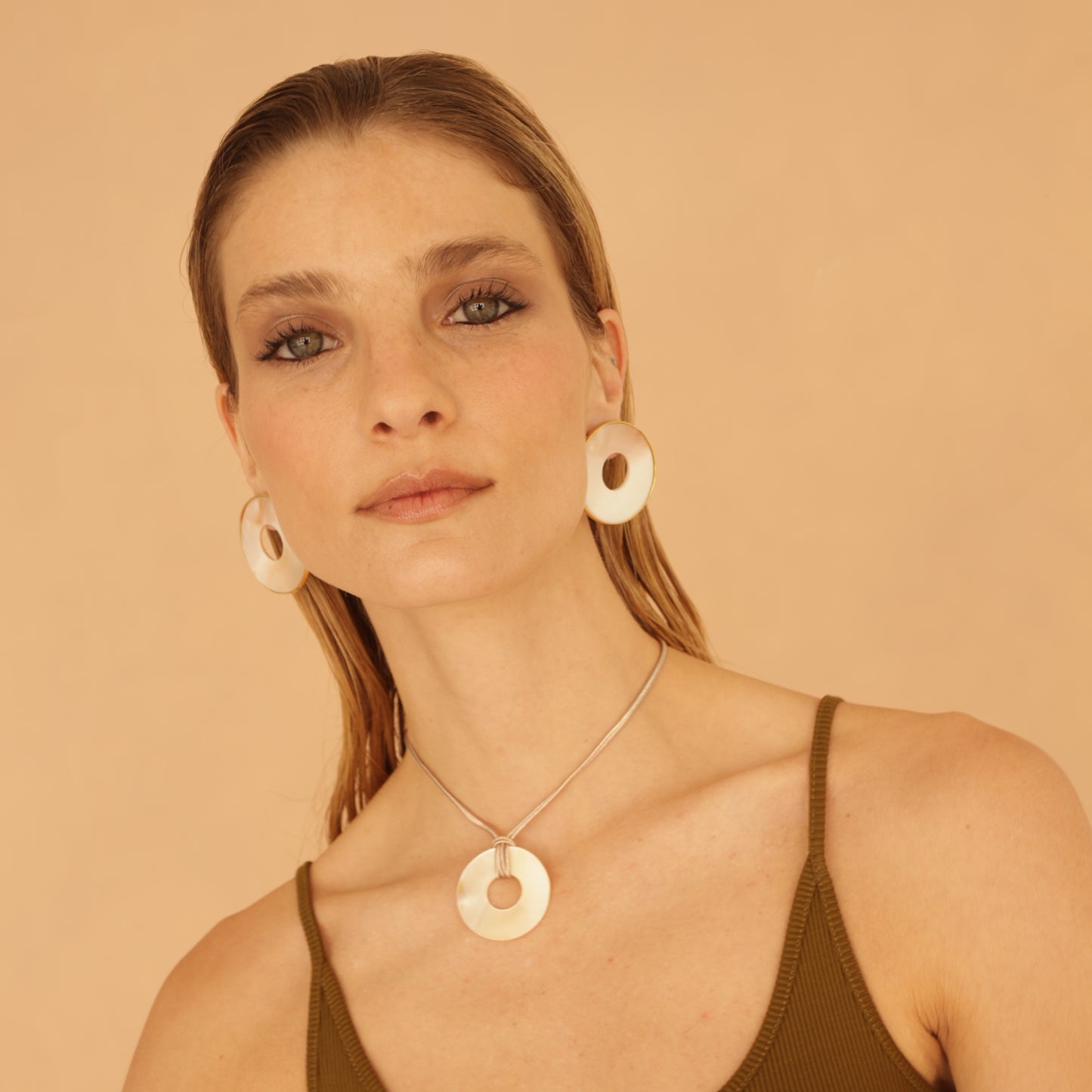 Aura white gold